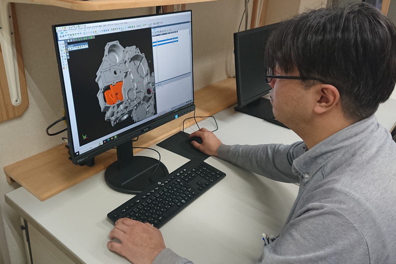 VISI CAD/CAMを操作する様子
